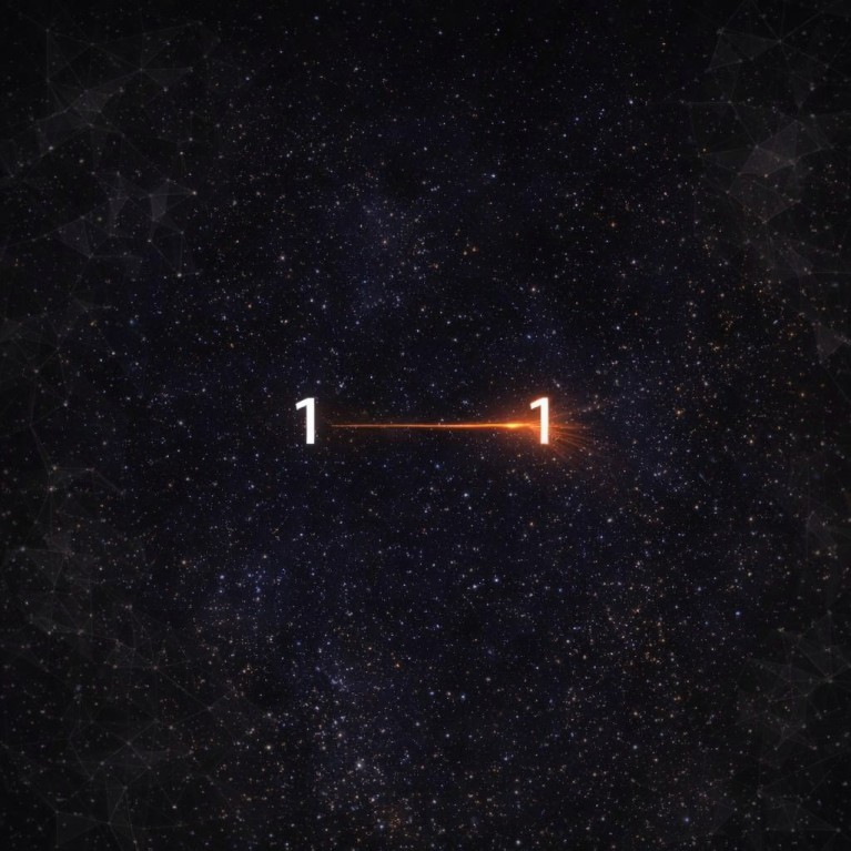 Zwei leuchtende Einsen („1 – 1“) sind vor einem sternenähnlichen, dunklen Hintergrund durch eine orangefarbene Lichtlinie verbunden und symbolisieren Gleichwertigkeit oder Effizienz.