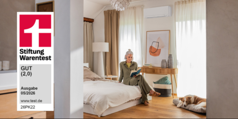 Logo Testsieger Stiftung Warentest MSZ-RZ vor einer Einbau-Situation eines Schlafzimmers. Eine Frau Sitzt auf dem Bett, im Hintergrund die Wand mit weißem Wandgerät MSZ-RZ.