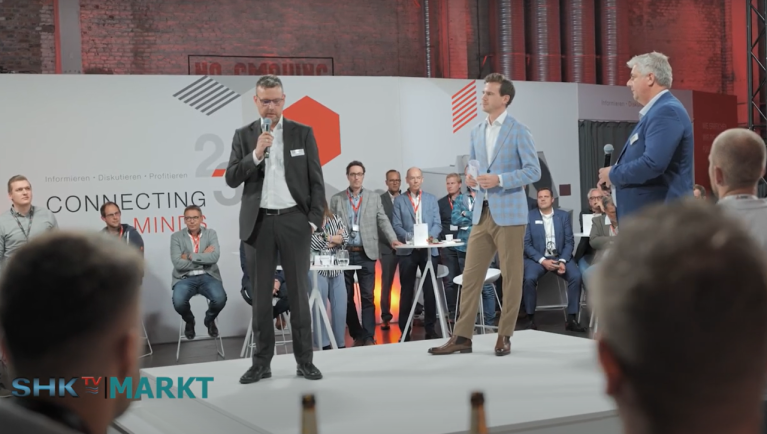 Moderator Aljoscha Höhn zusammen mit Tobias Bargsten und Michael Lechte von Mitsubishi Electric