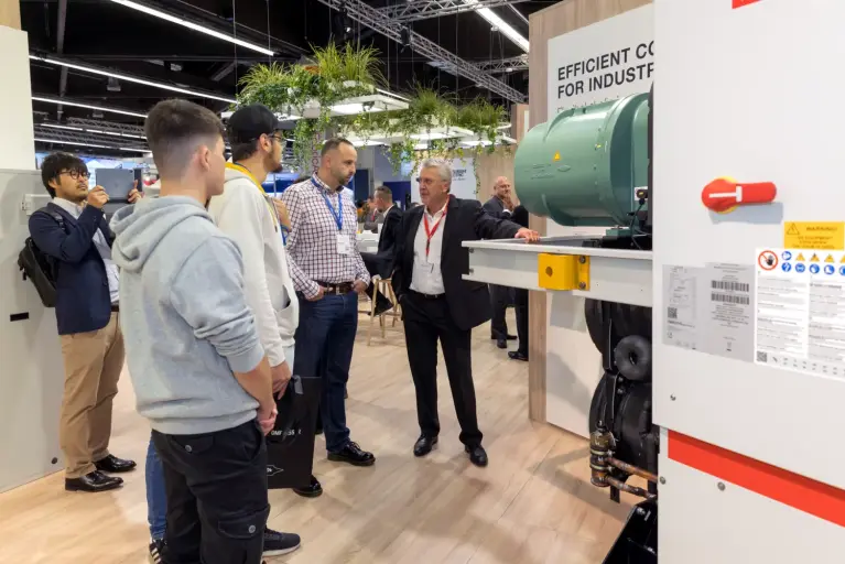 Foto einer Beratungssituation an einem Mitsubishi Electric Gerät auf einer Messe