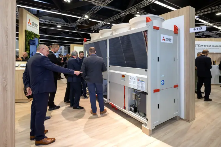 Foto einer Beratungssituation an einem Mitsubishi Electric Gerät auf einer Messe