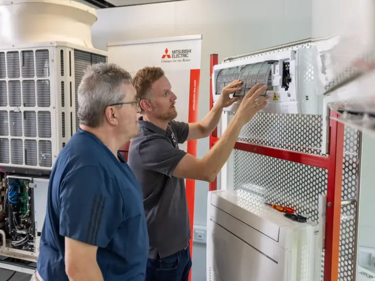 Abbildung Mann wechselt Filter Klimaanlage