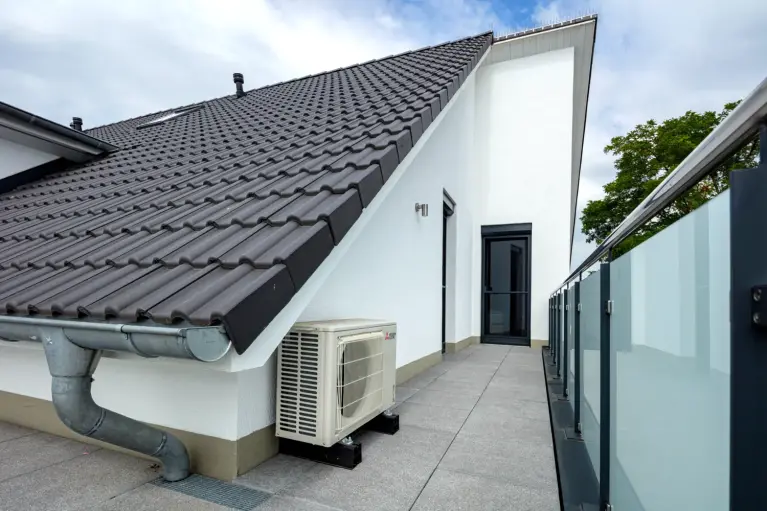 Abbildung Dach des Mehrfamilienhauses mit Außengerät