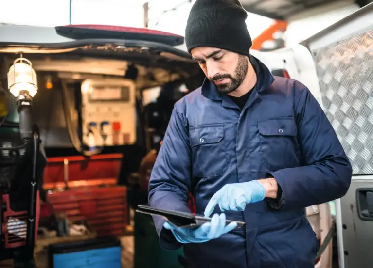 Mann mit Tablet in der Hand Abbildung Mann mit Tablet in der Hand