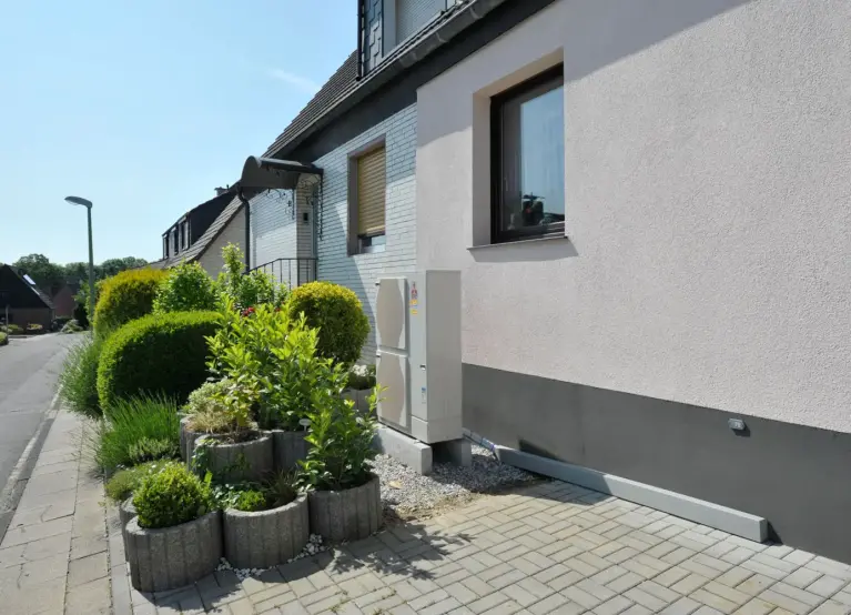 Altbau mit nachgerüsteter Wärmepumpe Foto eines Altbaus mit nachgerüsteter Wärmepumpe
