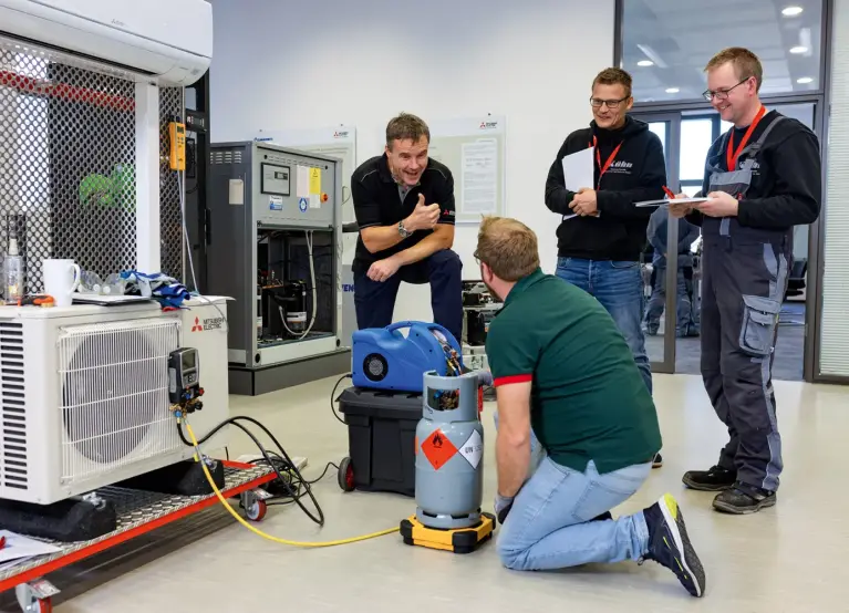 Bild einer Trainingssituation zum Kältemittel CO2 Bild einer Trainingssituation zum Kältemittel CO2