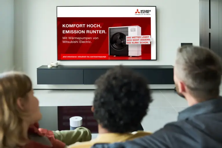 Bild einer Familie, die auf einem Smart-TV das Video der B2C-Wärmepumpen-Kampagne sieht