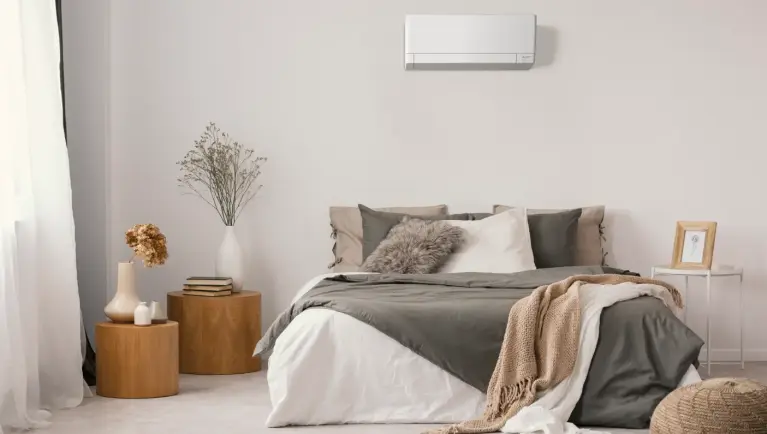 Schlafzimmer mit großem Bett und Klimaanlage MSZ-AY an Wand in weiß Abbildung Schlafzimmer mit großem Bett und Klimaanlage MSZ-AY an Wand in weiß