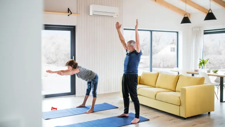 Wohnzimmer in Dachstuhl mit Klimaanlage MSZ-HR an Wand in weiß Abbildung Wohnzimmer in Dachstuhl mit Klimaanlage MSZ-HR an Wand in weiß