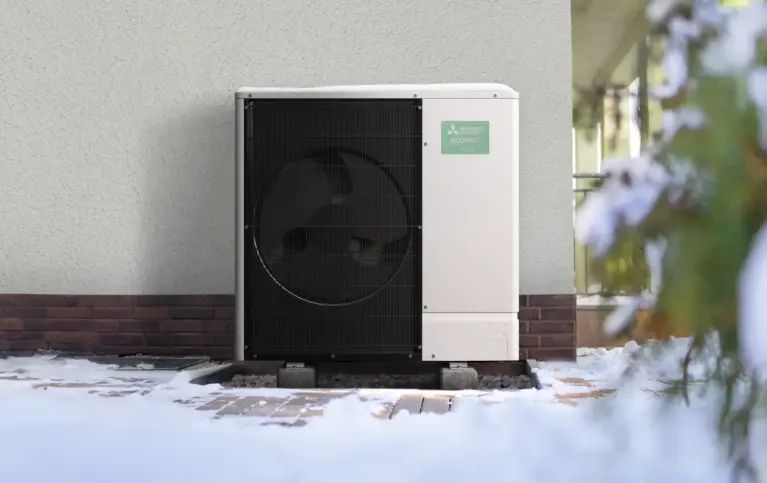 Foto des Außengeräts einer PUZ-WZ Wärmepumpe Foto des Außengeräts einer PUZ-WZ Wärmepumpe