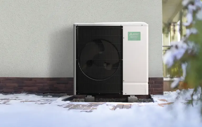 Foto des Außengeräts einer PUZ-WZ Wärmepumpe