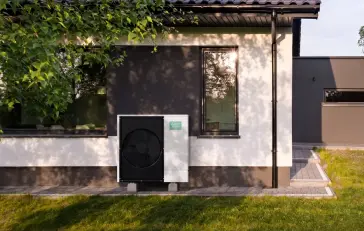 Foto einer Ecodan Wärmepumpe im Garten