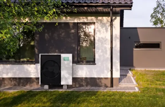 Foto einer Ecodan Wärmepumpe im Garten