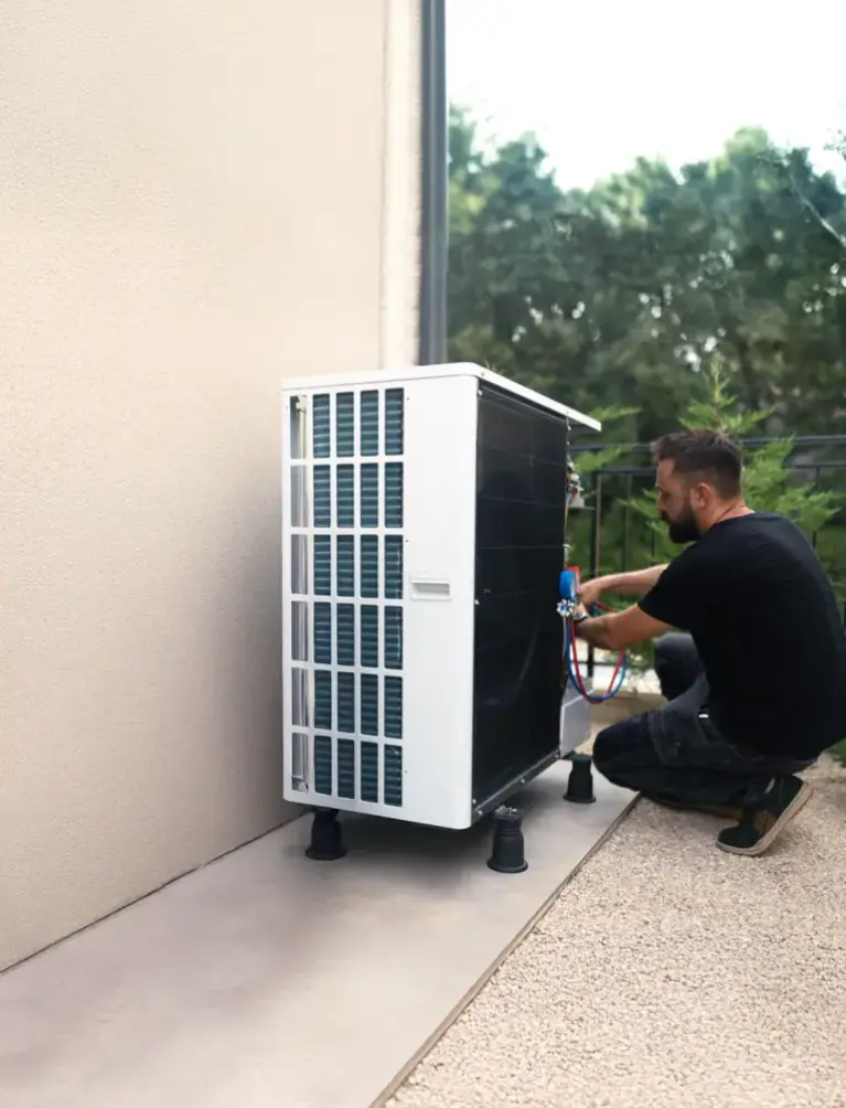 Bild eines Fachpartners, der an einem Ecodan Außgengerät arbeitet