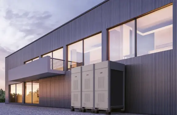 Foto einer Mitsubishi Electric Truhengeräts der M-Serie in einem Schlafzimmer