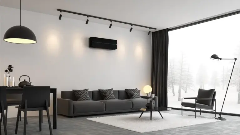 Abbildung Wohnzimmer mit dunker Couch und MSZ-LN an Wand in schwarz