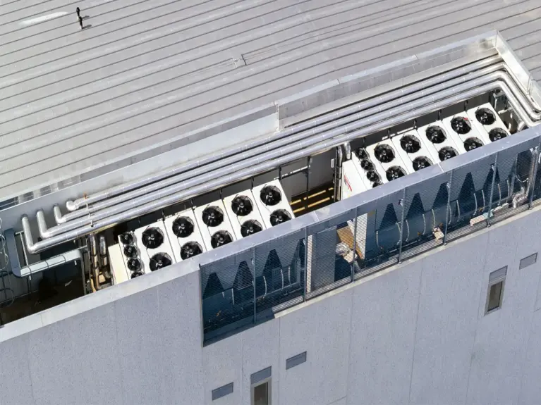 Kaskadierung von zwei luftgekühlten Kaltwassersätzen.