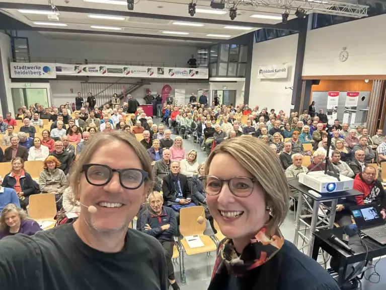 Foto vom gefüllten Veranstaltungssaal in Heidelberg Foto vom gefüllten Veranstaltungssaal in Heidelberg