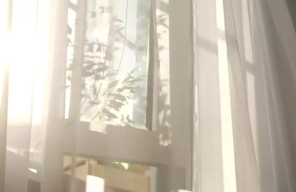 Mobile Luftreiniger Titelbild, Fenster mit luftigem Vorhang