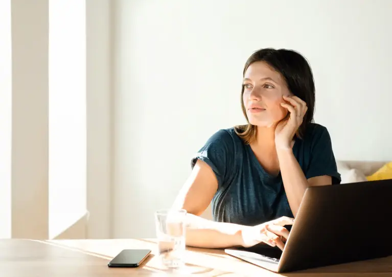Foto einer Frau, die am Laptop arbeitet