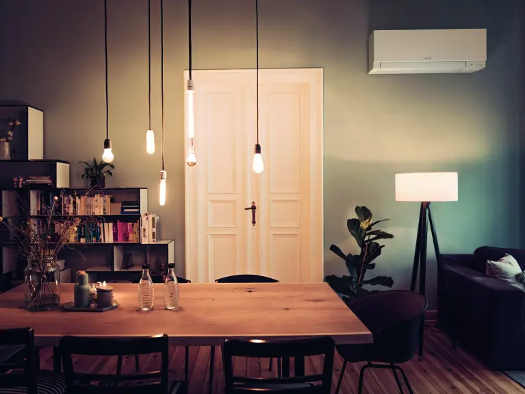 Dining room with dining table / wall-mounted air conditioner