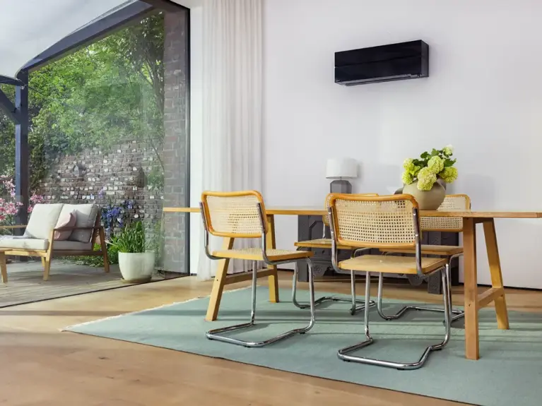 Foto eines Wohnzimmers mit einem schwarzen MSZ-LN Klima-Wandgerät Foto eines Wohnzimmers mit einem schwarzen MSZ-LN Klima-Wandgerät