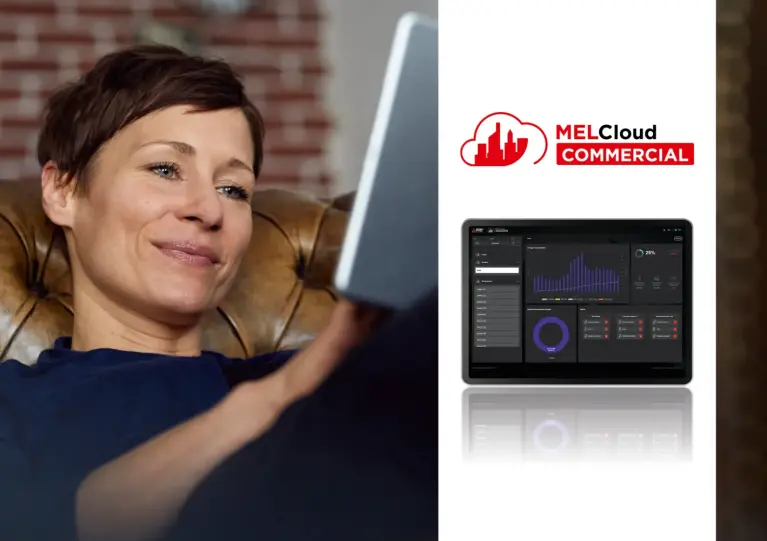 Bild der einer Frau, die ein iPad mit geöffneter MELCloud Commercial App hält Bild der einer Frau, die ein iPad mit geöffneter MELCloud Commercial App hält