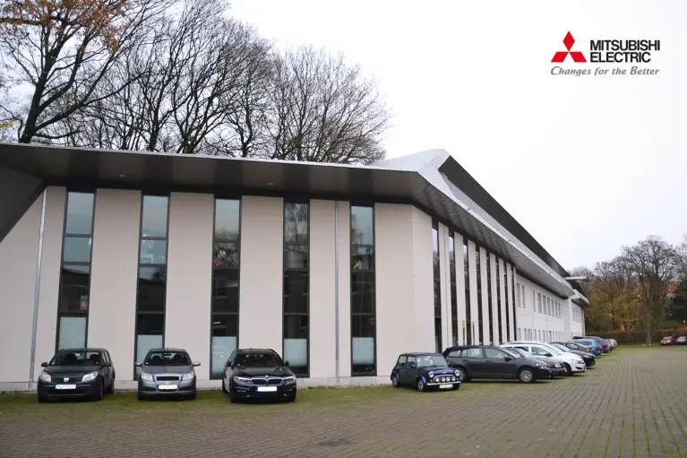 Der modernisierte Schulungsraum in Hamburg bietet Platz für bis zu 22 Teilnehmende und flexible Nutzungsmöglichkeiten.