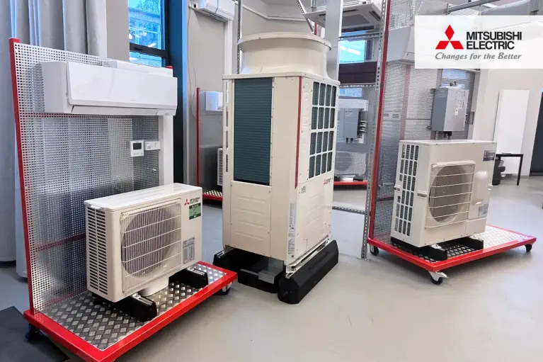 Verschiedene Split- und Multisplit-Systeme stehen für Schulungen in Raumklimatisierung und Systemintegration bereit.