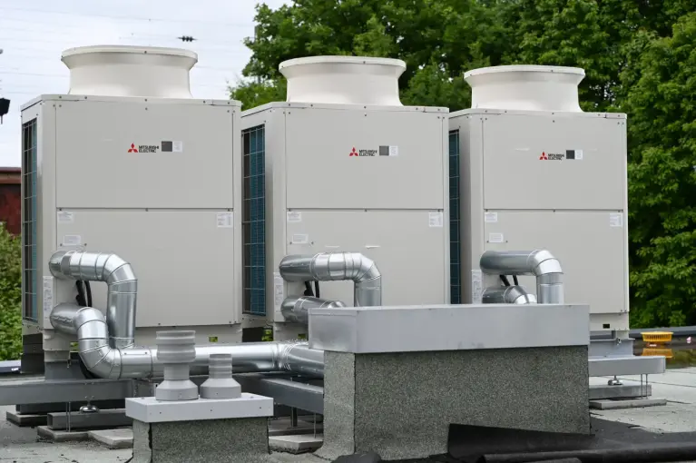 Abbildung dreier QAHV Heißwasserwärmepumpen-Kaskaden 