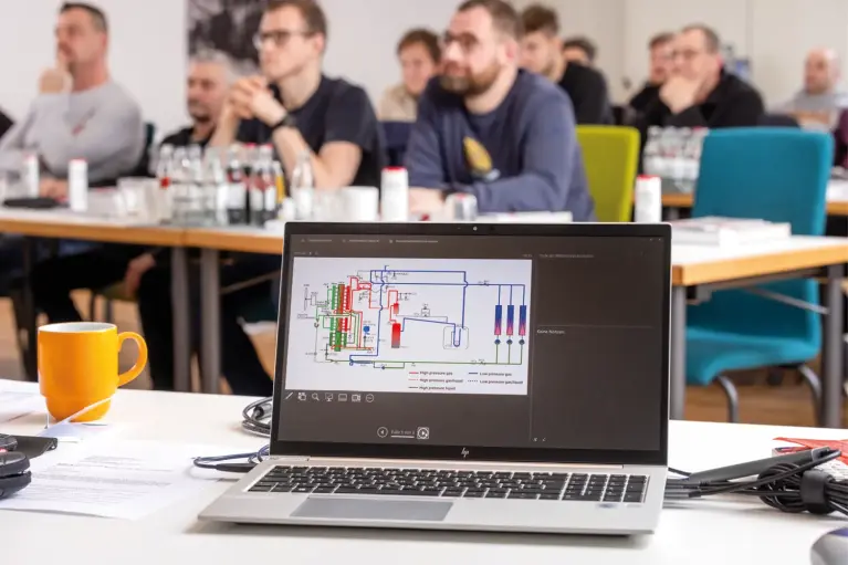 Abbildung Schulungsraum mit Präsentation am PC