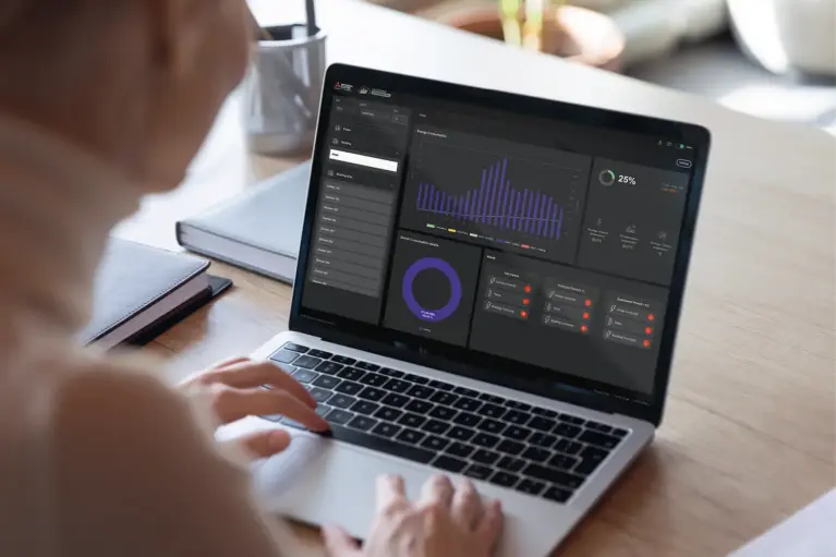 Foto eines Laptops mit geöffneter Software