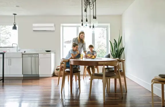 Klimaanlagen für Zuhause, Familie am Esstisch