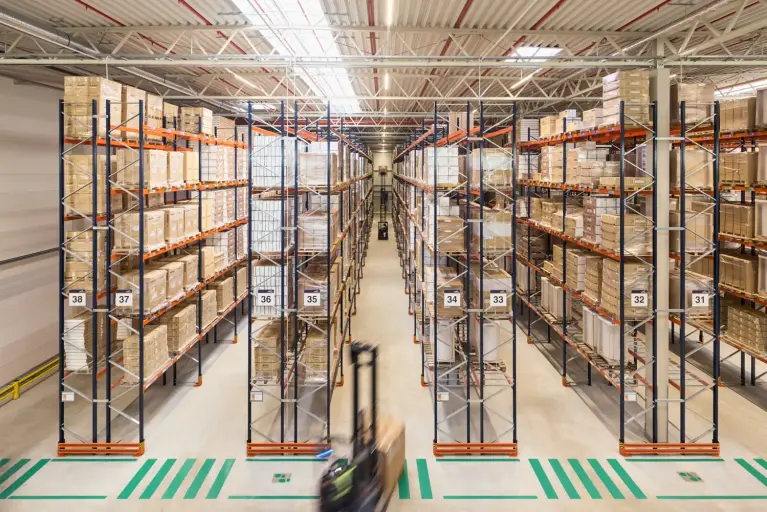Abbildung Logistikhalle mit hohen Regalen