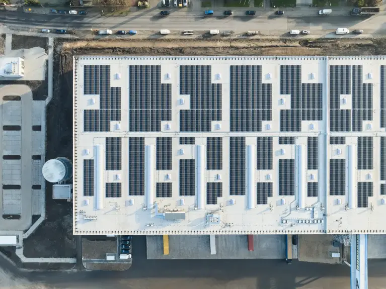 Photovoltaikanlage mit 40.000 m² auf dem Dach des Logistikzentrums Bottrop von Mitsubishi Electric zur nachhaltigen Energiegewinnung.