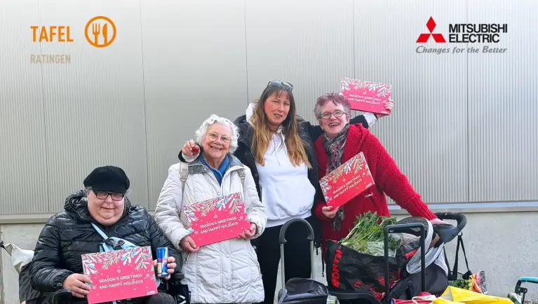 Die Kund:innen der Tafel Ratingen freuen sich über die Adventskalender