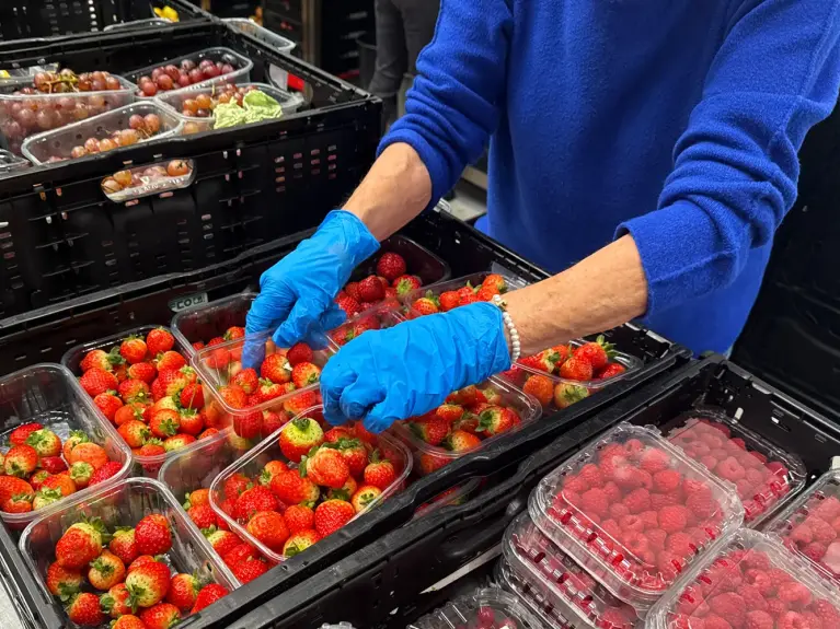 Die Helfer:innen der Tafel sortieren die zugelieferten Früchte