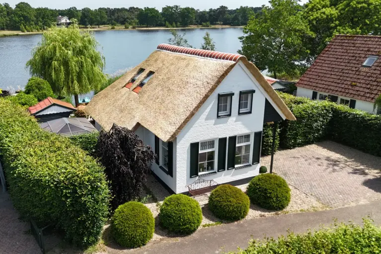 Reetgedecktes Ferienhaus „Beach Cottage“ direkt am Wasser, Blick vom gegenüberliegenden Ufer