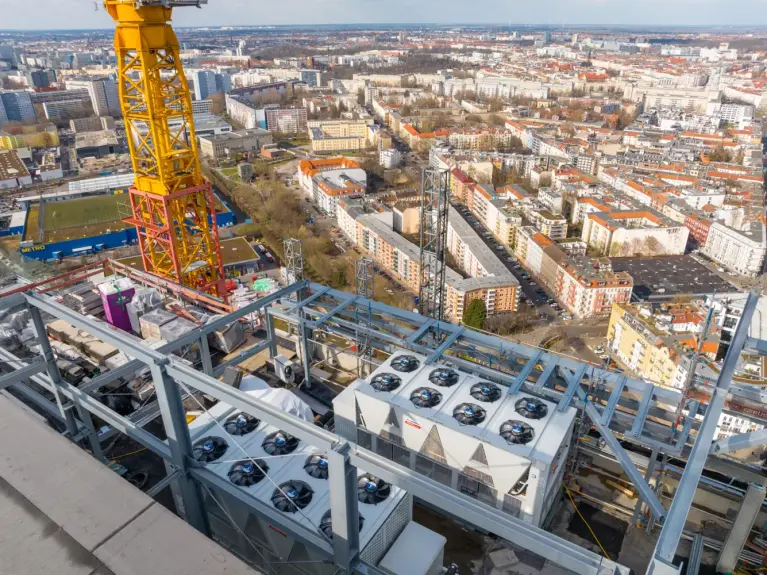 Climaveneta Kaltwassersätze auf dem Dach des Edge Tower Berlin