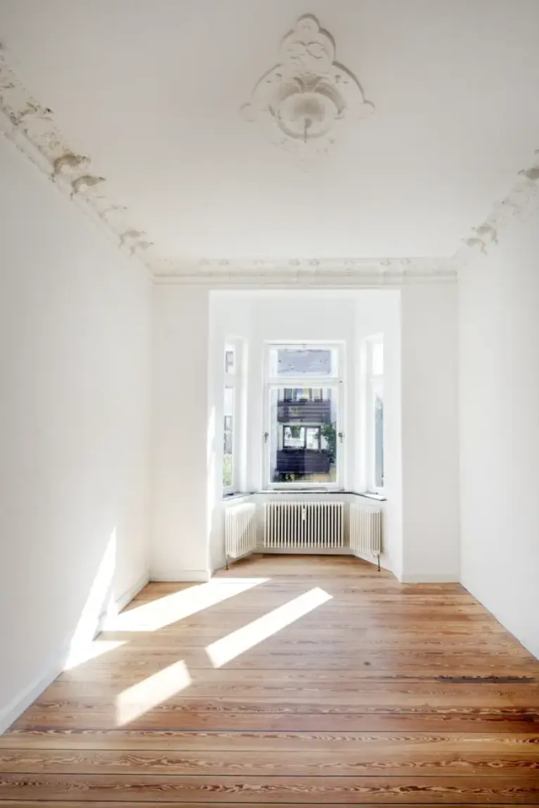 Abbildung Einfamilienhaus Raum innen mit Stuck an der Decke