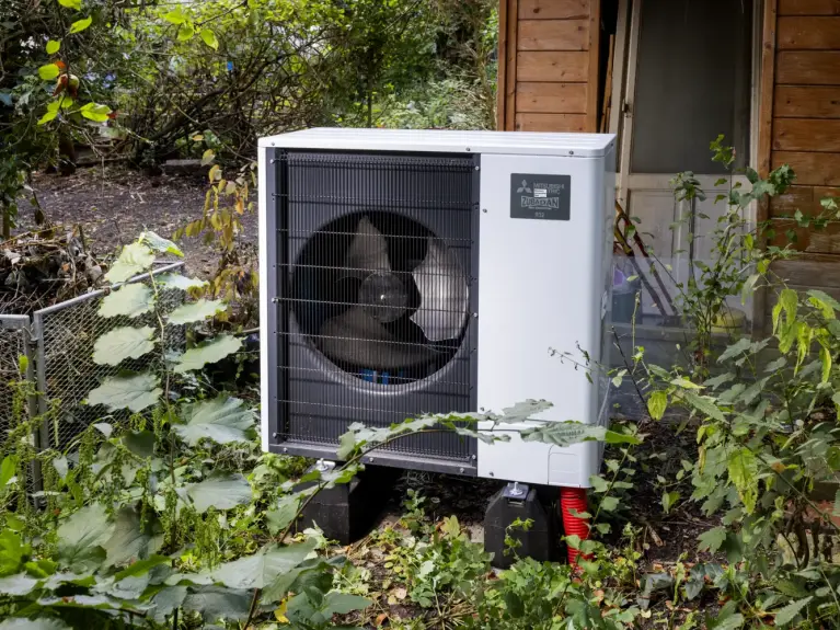 Abbildung Produkt Wärmepumpe Außengerät steht im Garten
