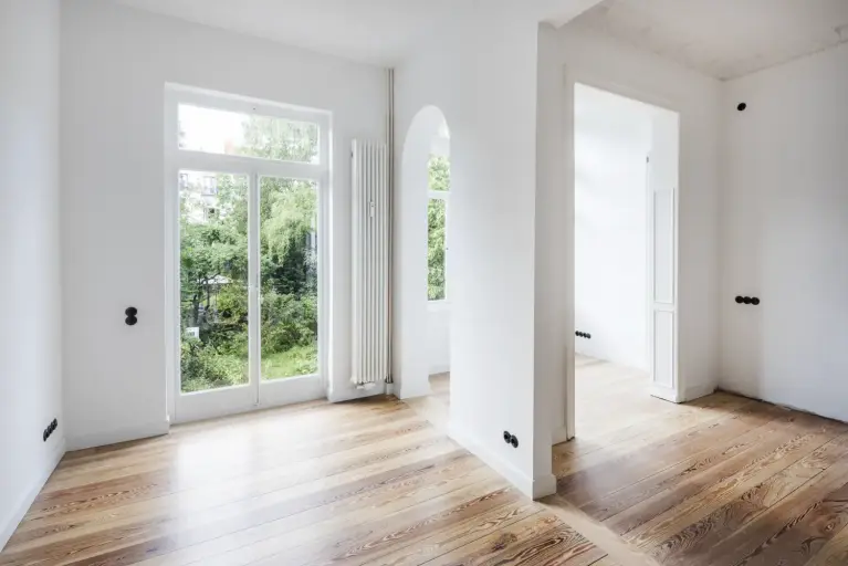 Abbildung Einfamilienhaus Raum von innen mit bodentiefen Glasfenster