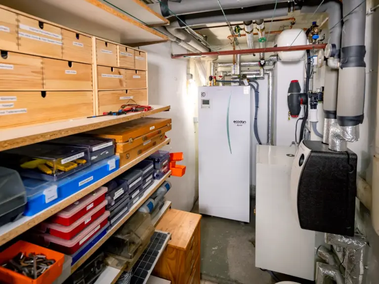 Installierter Hydromodul im Keller – Ecodan Split-System von Mitsubishi Electric