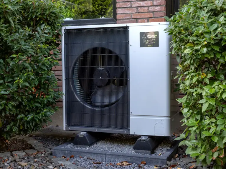 Luft/Wasser-Wärmepumpe Ecodan Außengerät von Mitsubishi Electric im Garten – energieeffiziente Gebäudetechnik