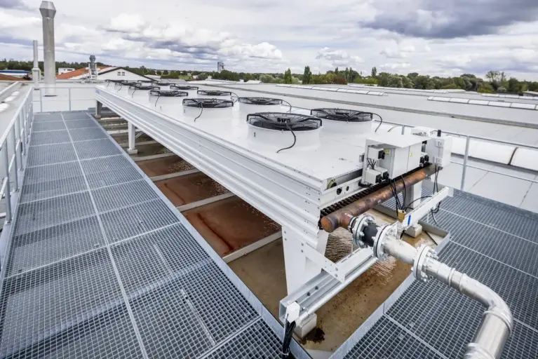 MELRent Kaltwassersatz ATW 150 im Einsatz bei Netzsch – energieeffiziente Gebäudetechnik von Mitsubishi Electric