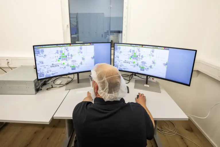 Servicetechniker von Mitsubishi Electric prüft Mietkälteanlage zur Prozesskühlung im Werk Bobingen