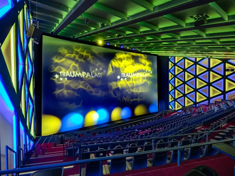 Bild des Kinosaals mit der größten IMAX-Leinwand der Welt