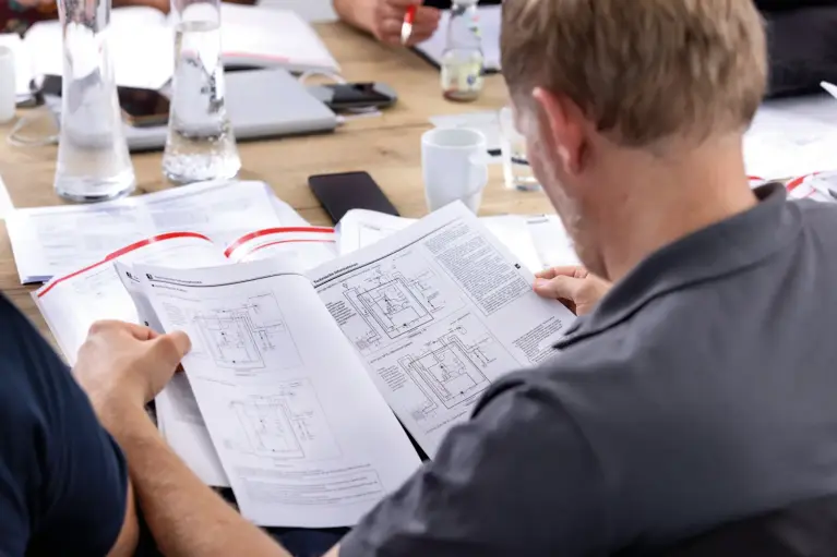 Abbildung Schulungsteilnehmer sieht sich Schulungsunterlagen an