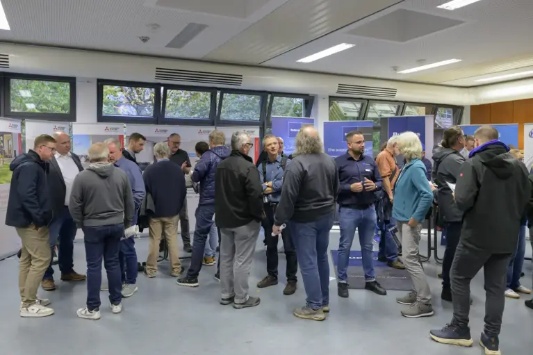 Foto einer Beratungssituation am Stand von Mitsubishi Electric beim Beratungsmarathon Foto einer Beratungssituation am Stand von Mitsubishi Electric beim Beratungsmarathon