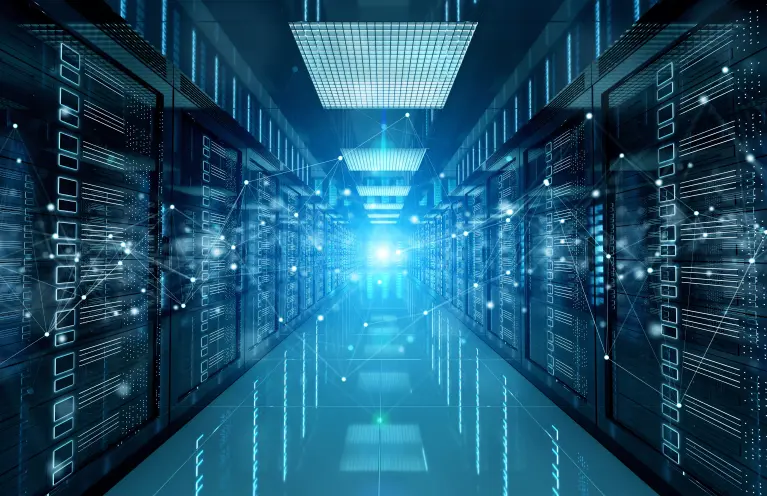 Rechenzentrum mit langen Reihen beleuchteter Server-Racks und digitaler Netzwerkvisualisierung in blauem Licht.